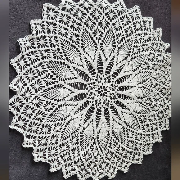 VINTAGE HAND CROCHET PINEAPPLE CENTERPIECE OR ACCENT - Picture 6 of 6